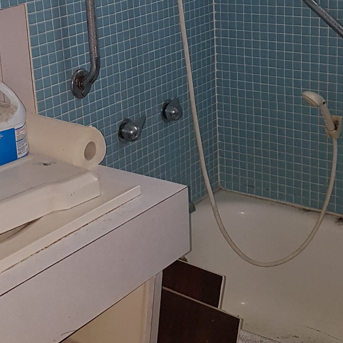 Moisissures dans la salle de bain : comment les empêcher et par
